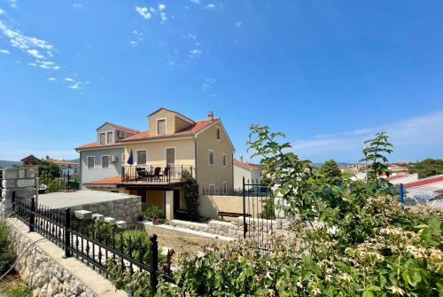  Lovro #1 & #2 Apartments, Unterkunft in Cres