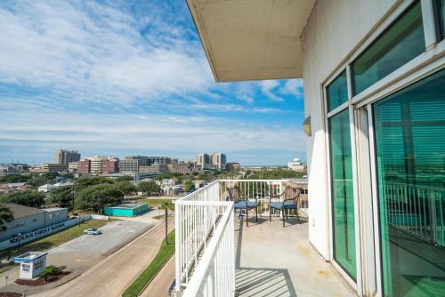 Sea it All Infinity pool ocean views steps from the beach - a perfect romantic getaway in Galveston, USA