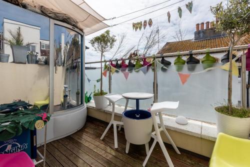 Little Brighton Beach Apartments - Spa Cabin on roof