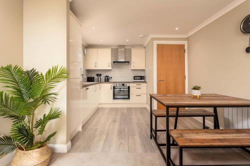 кухня, Old Prestwick View - Donnini Apartments in Престуік