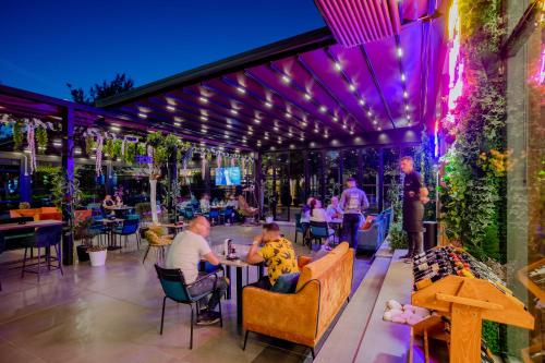 ผับ/เลาจน์, Royal East Resort in มยูล บาทอเร