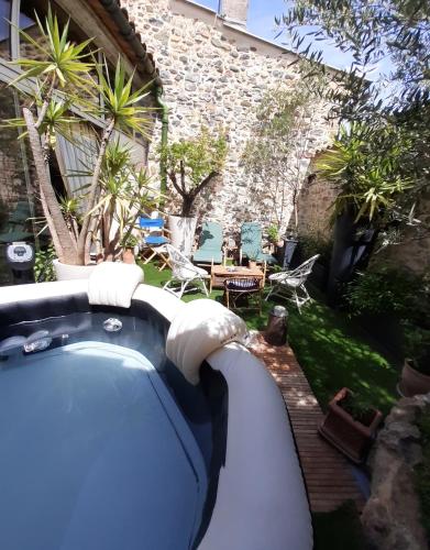 Superbe maison de village, terrasse tropézienne et son jacuzzi gîte à louer Saint-Martin-des-Combes