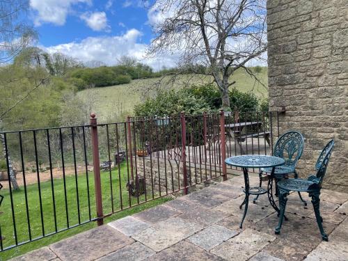 Nethercote Cottage, Kingsize bed, Seven Springs Cottages in Cockleford