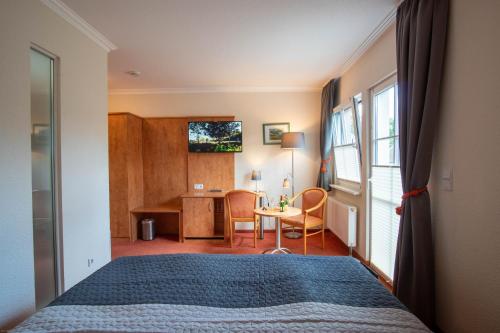 Double Room with Balcony image 10