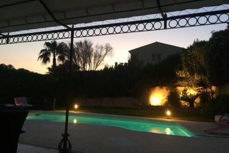villa avec piscine privée gîte à louer La Roquette-sur-Siagne