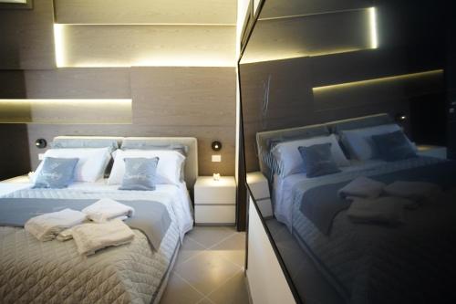 1 queen bed, 2 sofa beds