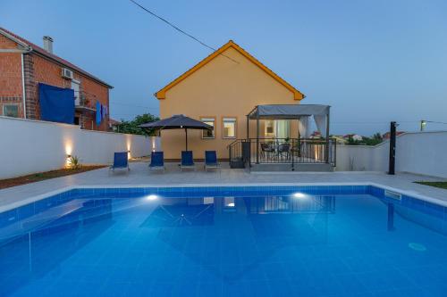 Villa Family and Friends private heated pool with jacuzzi