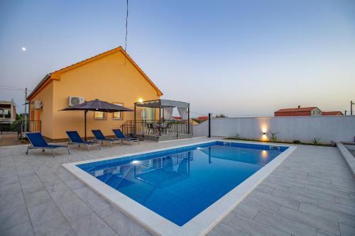 Villa Family and Friends private heated pool with jacuzzi