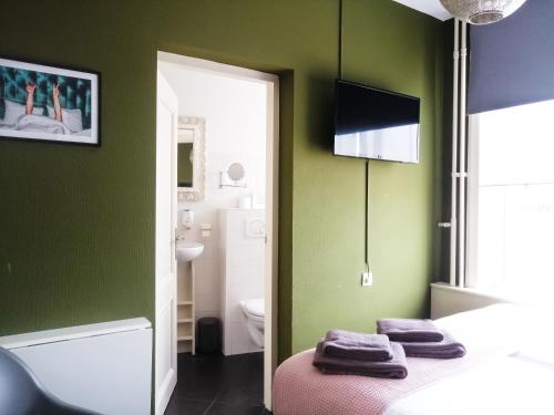Small Twin Room image 6