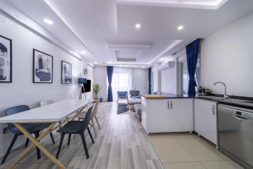 Comfortable Home with Balcony near Beach in and Trendy Spots in Antalya
