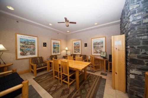 大堂, 布萊斯特山旅館 (Brewster's Mountain Lodge) in 班夫(AB)