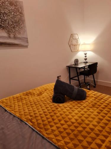 Barton Sleeps - 1 bedroom, Sleeps 4, Warrington Town Centre, Smart TV, WiFi, Parking