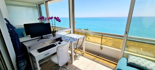 Vue mer panoramique devant la plage au calme!