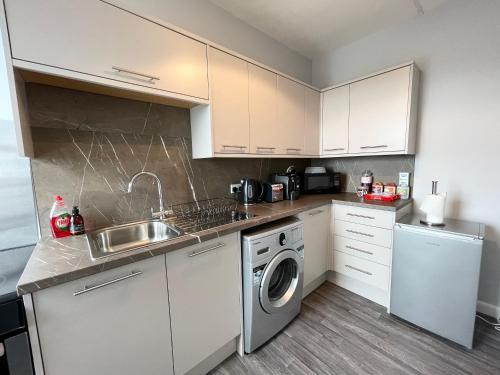 ห้องครัว, The Steamboat - A Flat with Amazing Harbour Views in วิกค์