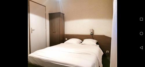 Hotel Les Golieres avec WC et sdb individuelles, tv, WiFi, bar restaurant et parking poids lourd