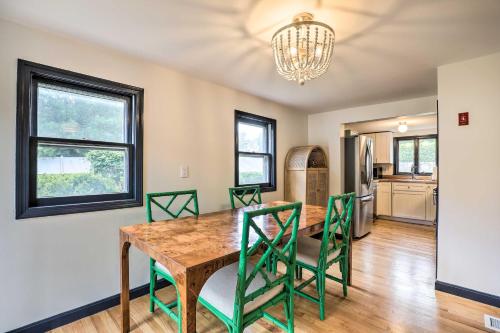 Charming Cottage with Deck Less Than 2 Mi to Beach!