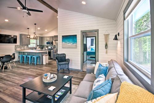 Grand Lake Cottage with Hot Tub in Eucha in Claremore