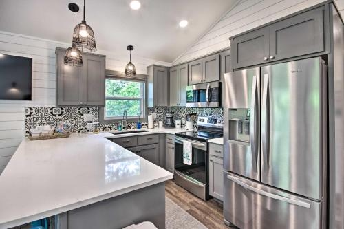 Grand Lake Cottage with Hot Tub in Eucha in Claremore
