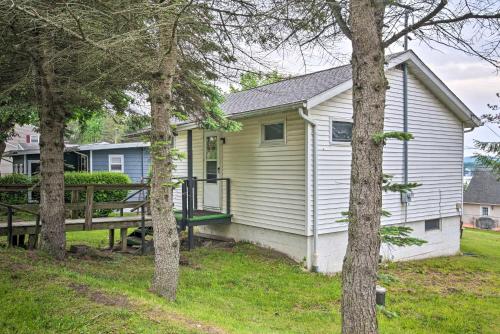 Quaint Home with Lake Views Less Than 10 Mi to Elk Mtn!