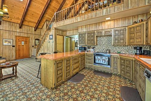Rustic Retreat with Porch Less Than 1 Mi to Pinetop CC! - image 7