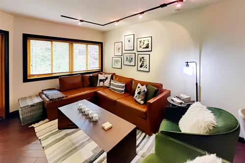 Stylish All-Season Alpine Getaway - Walk to Lifts condo - image 8