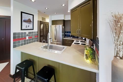 Stylish All-Season Alpine Getaway - Walk to Lifts condo - image 14