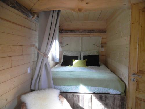 La roulotte de La Buissonnière chambre d'hôte La Petite ferme des Prés verts Contact au 0671803395