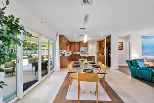 Steps to Beach! Luxe Stay-Chefs Kitchen and Lanai in Riviera Beach, USA