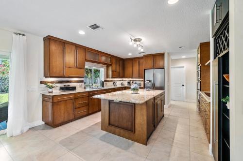 Steps to Beach! Luxe Stay-Chef's Kitchen and Lanai secondary