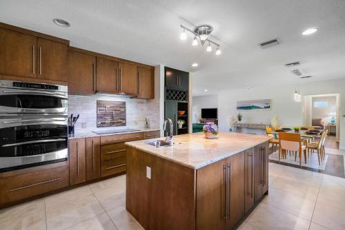 Steps to Beach! Luxe Stay-Chef's Kitchen and Lanai thumb 4