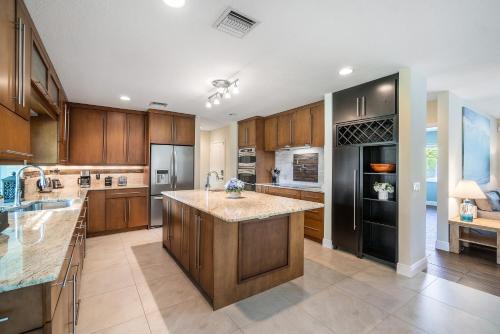 Steps to Beach! Luxe Stay-Chefs Kitchen and Lanai in Riviera Beach, USA