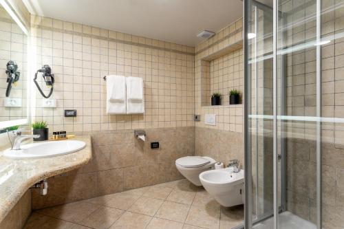 Superior Twin or Double Room image 7