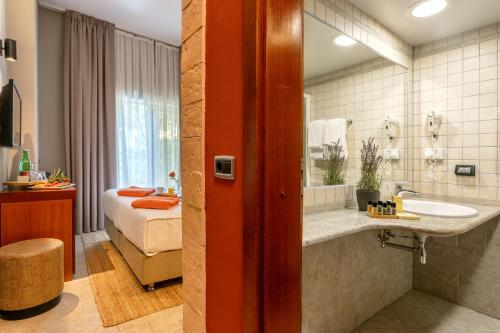 Economy Twin or Double Room image 4