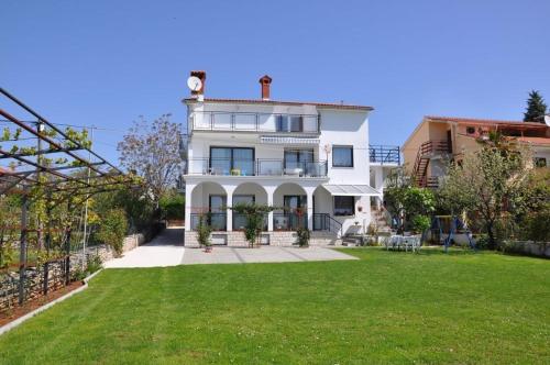 Apartments Nedjeljka with large garden in Medulin (3532)