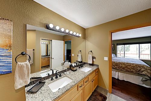 Eagle Crest with Hot Tub - Pool Tennis Golf Spa townhouse - image 12