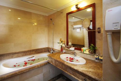 room detail thumbnail 2