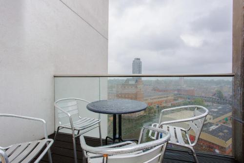 Open 2 Bedroom Apartment with stunning views in Deptford - image 2