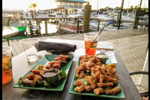 Restaurant, Manatee River Cottage in Historical OldTown, sleeps up to 7 people near Pier 22
