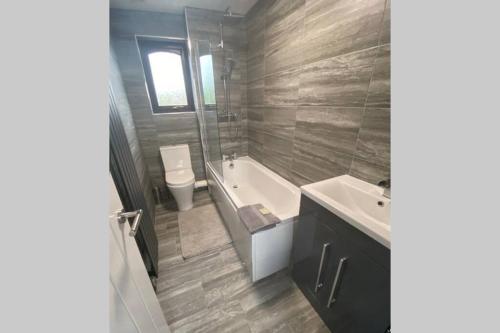 Fürdőszoba, Newly Refurbished Beautiful Location 1 Bedroom Residential House sleeps 4 in Cramlington Eastfield