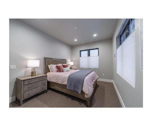 Premium 4BR/3.5B modern home near beach, skiing and downtown. Ping pong + bikes.