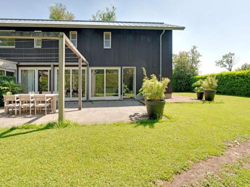  Spacious and stylish family home in Grou, Pension in Grou bei Raerd