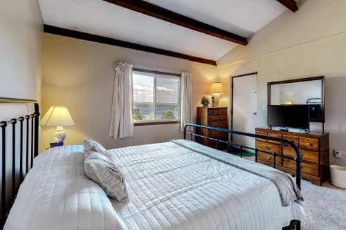 Lakeview Condo - main image