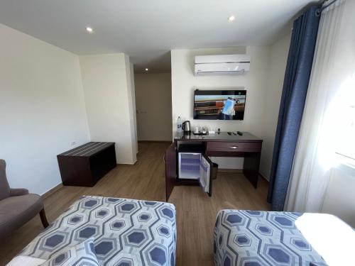Deluxe Twin Room image 10