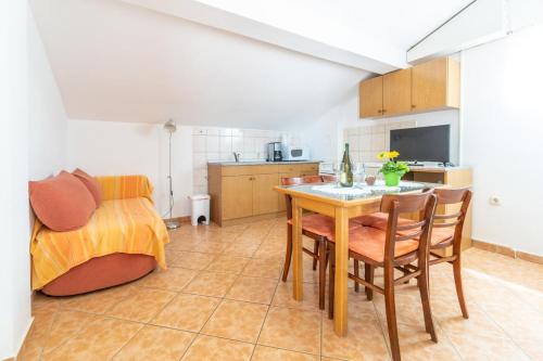 Apartments and rooms by the sea Palit Rab - 5010 - image 3