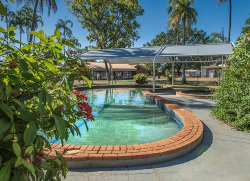 Πισίνα, Contour Hotel  in Κατρίν