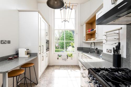 Apt 2, 2 Driffield Terrace Bright & Spacious 2-Bed Apartment in York Pass The Keys, York (photo 4)