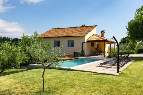 Holiday Home with pool and garden - Trviž