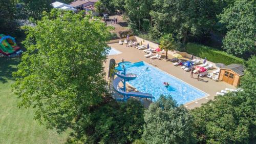 Camping Au Bois Dormant - Hotel - Chauffour-sur-Vell