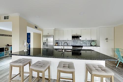 New Listing! Updated Corner Unit with Beach Path condo - image 12