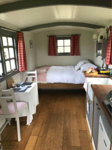 Charming Shepherds Hut with Wood Fired Hot Tub